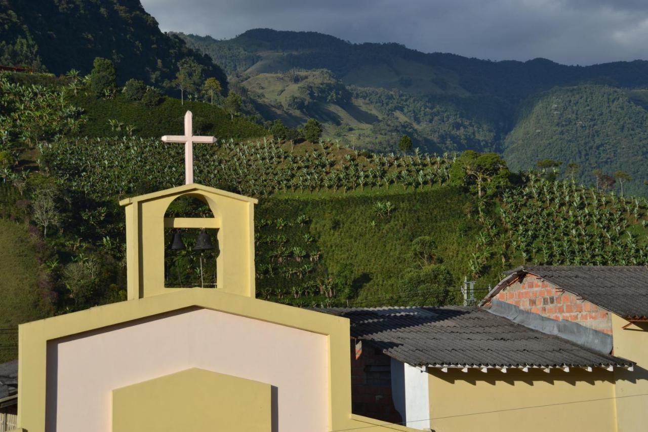 Hostal Naty Luna Jardín Esterno foto